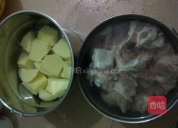 土豆焖排骨的做法图解1