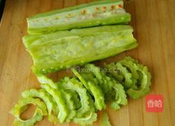 凉拌洋葱苦瓜的做法图解1