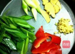 蒜苗红椒炒猪肝的做法图解2