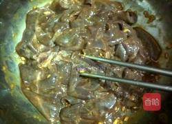 蒜苗红椒炒猪肝的做法图解3