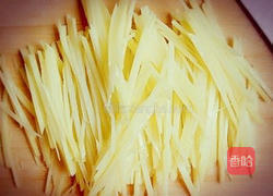 青椒胡萝卜土豆丝的做法图解1