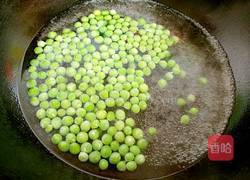 豌豆炒肉丁的做法图解1