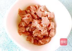 豌豆炒肉丁的做法图解2