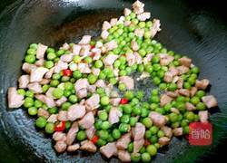 豌豆炒肉丁的做法图解7