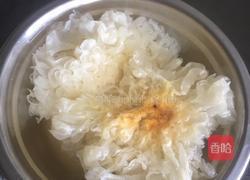 银耳莲子汤的做法图解1