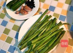 青椒豆豉炒空心菜梗的做法图解1