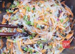 胡萝卜粉丝包子的做法图解2