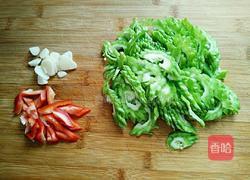 苦瓜炒鸡蛋的做法图解2