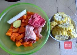 玉米胡萝卜大骨汤的做法图解1