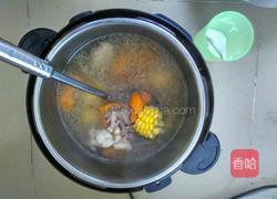 玉米胡萝卜大骨汤的做法图解3