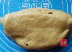 Illustration of how to make honey bean bread 7