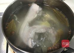 蒜苗回锅肉的做法图解1