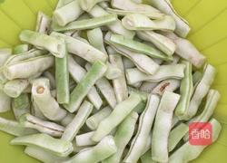 豆角土豆肉炖粉条的做法图解1