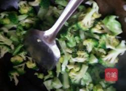 蒜末西兰花胡萝卜的做法图解3