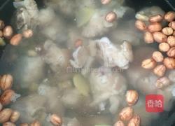 玉米猪蹄汤的做法图解3