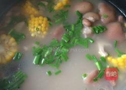 玉米猪蹄汤的做法图解4