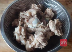 秀珍菇枸杞筒骨汤的做法图解4