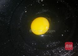 老干妈牛肉辣酱炒蛋黄的做法图解2