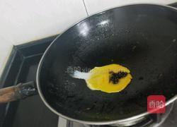 老干妈牛肉辣酱炒蛋黄的做法图解3
