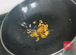 老干妈牛肉辣酱炒蛋黄的做法图解4