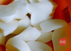 白萝卜脊骨汤（美容的哦）的做法图解3