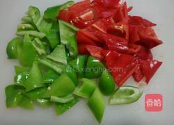双椒爆鲜鱿的做法图解1