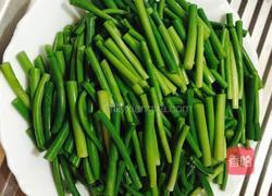 牛肉炒蒜苗的做法图解1