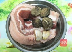 香菇煲花肉的做法图解1