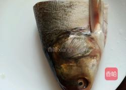 剁椒鱼头的做法图解1