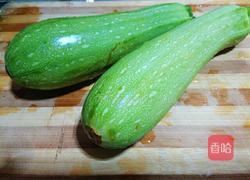 西葫芦炒脊里肉的做法图解1