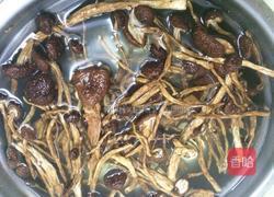 茶树菇炖鸡汤的做法图解2