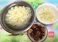 银耳百合炖红枣的做法图解2