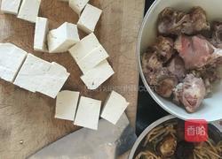 黄花菜炖排骨豆腐汤的做法图解1