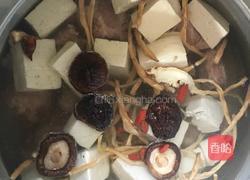 黄花菜炖排骨豆腐汤的做法图解2