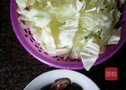 卷心菜腊肠炒卷心菜的做法图解1