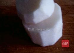 白萝卜炖蜂蜜的做法图解1