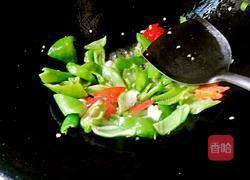 辣椒炒嫩南瓜的做法图解6