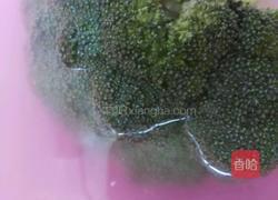 西兰花炒肉末的做法图解1