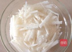 白萝卜拌山楂糕的做法图解1