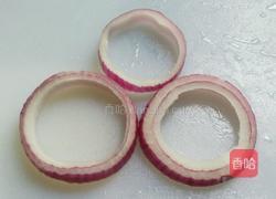 洋葱圈煎蛋的做法图解2