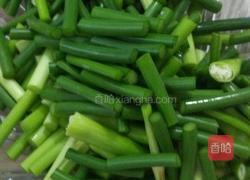 肉片炒蒜薹的做法图解1