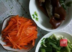 猪皮炒胡萝卜的做法图解1