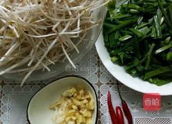 绿豆芽炒韭菜的做法图解1