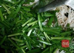绿豆芽炒韭菜的做法图解4