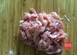 青豆炒肉的做法图解1