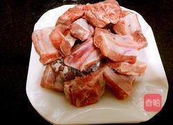 胡萝卜玉米炖排骨的做法图解1