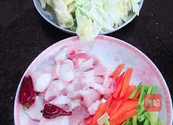 卷心菜炒五花肉的做法图解2