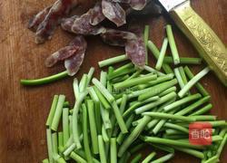 蒜苗炒腊肠的做法图解3