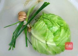 卷心菜炒扣肉的做法图解1