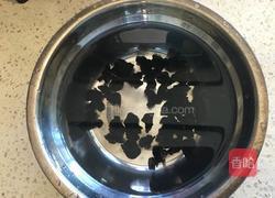 凉拌木耳卷心菜的做法图解1